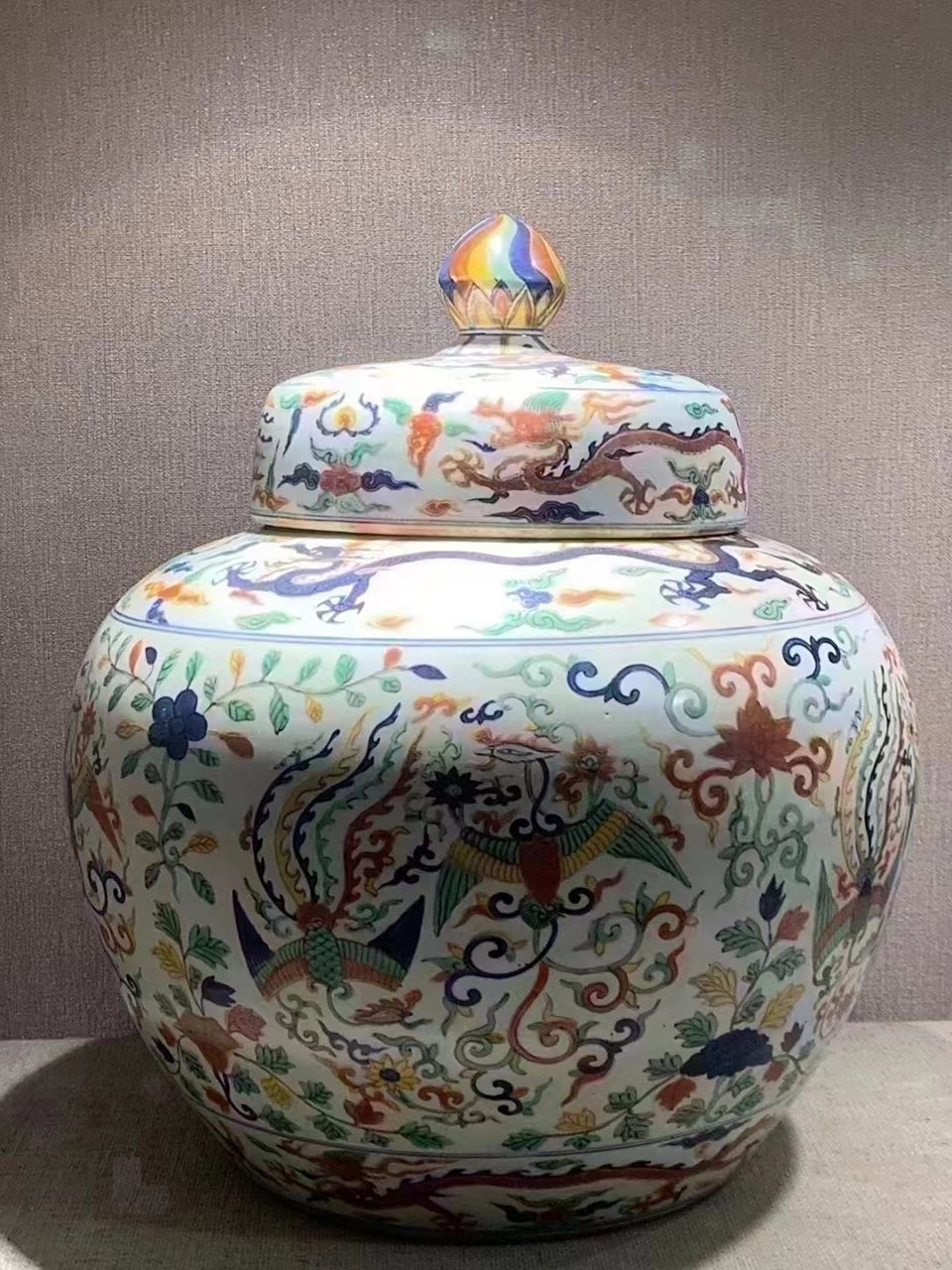明隆庆五彩龙凤纹盖罐 高48肚径40,全品完整