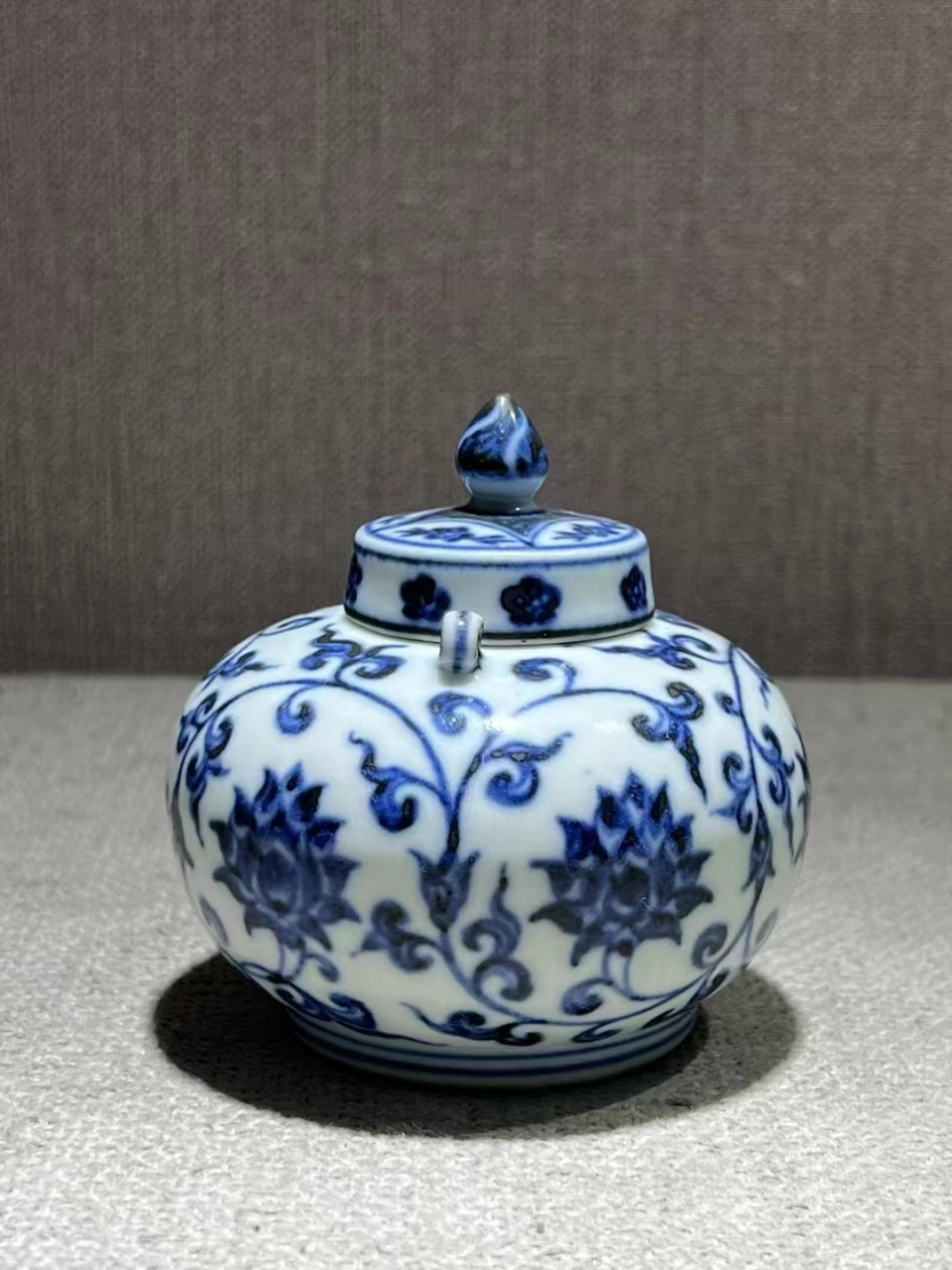 明永宣时期青花缠枝莲纹双系盖罐 高8.5肚径8.5公分,全品完整