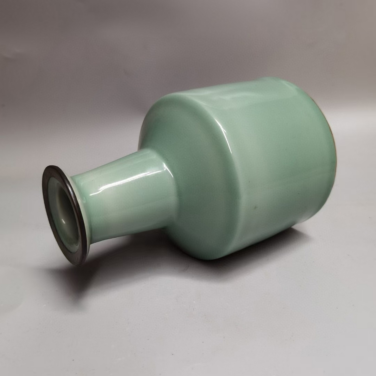 旧藏南宋,龙泉梅子青釉纸槌瓶,高20㎝,口径6.5㎝,肚径13㎝