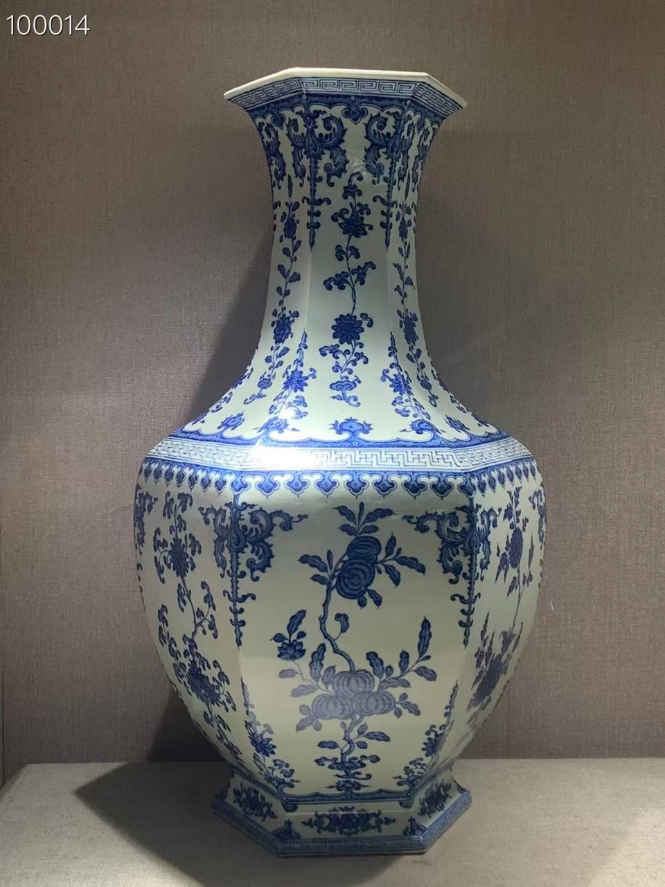 清乾隆青花折枝花果六方大瓶 高66公分,全品完整