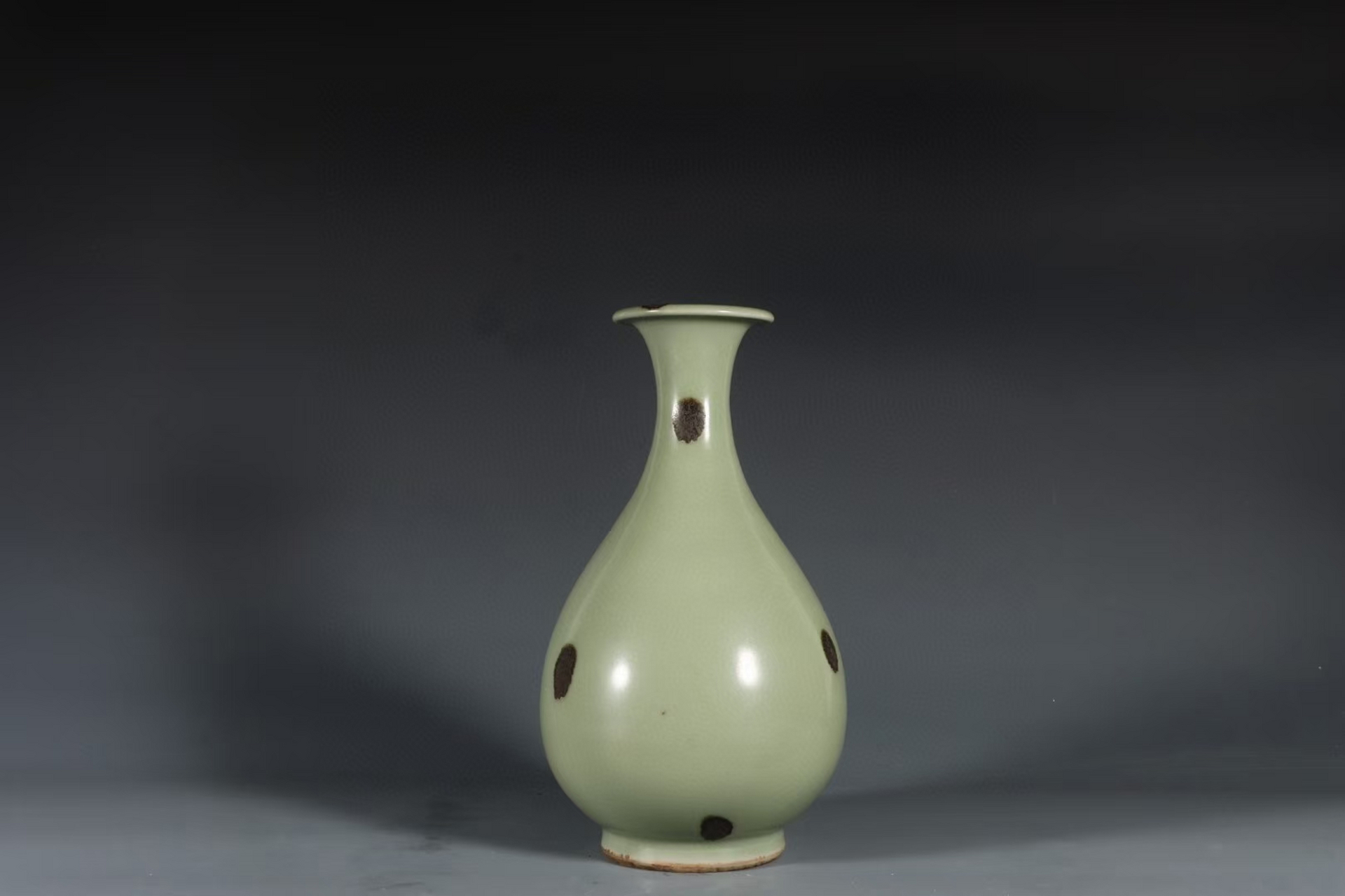 南宋龙泉粉青釉点彩玉壶春瓶 高24.5口径7.2底径8.3公分