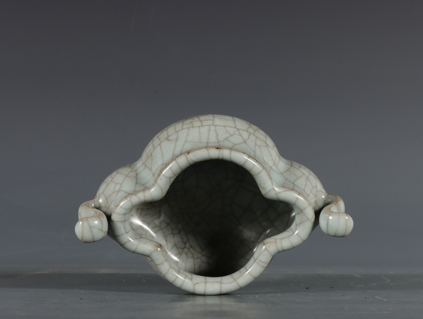 南宋修内寺官窑粉青釉海棠式双耳琴炉 高5.2耳径12.3口径9底径8.5公分