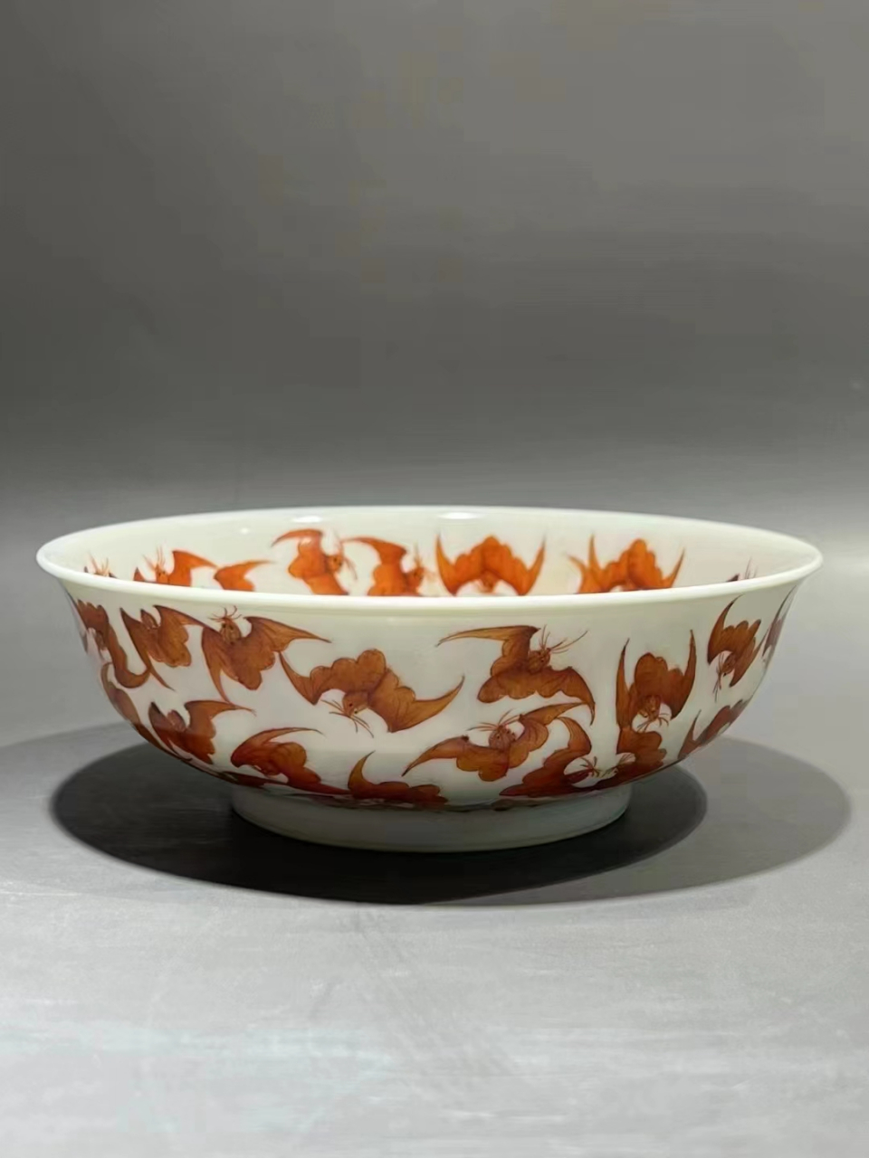 清晚期矾红蝙蝠纹碗 高5口径15公分,全品完整