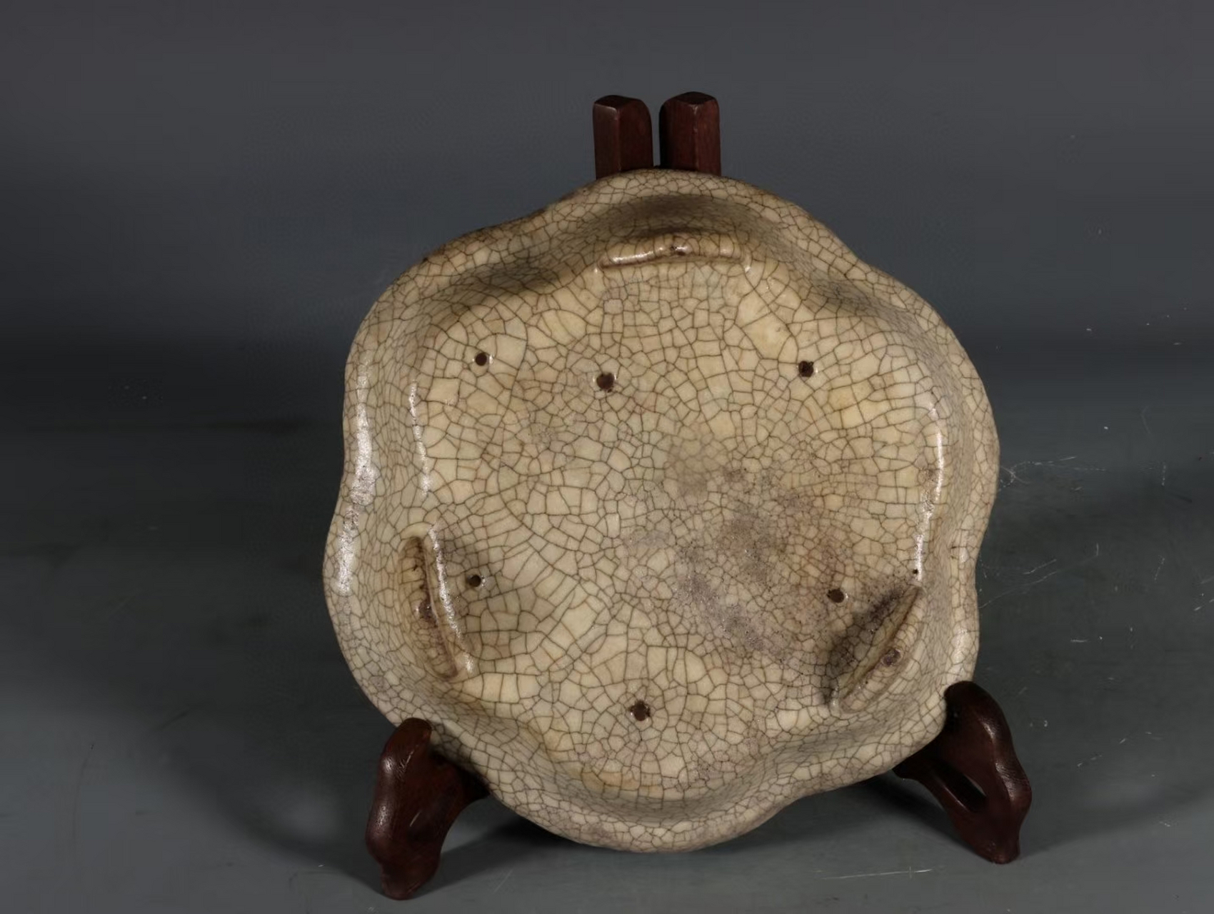 南宋哥窑米黄釉海棠式菊花型三足洗 高4.5口径17.8底径14公分