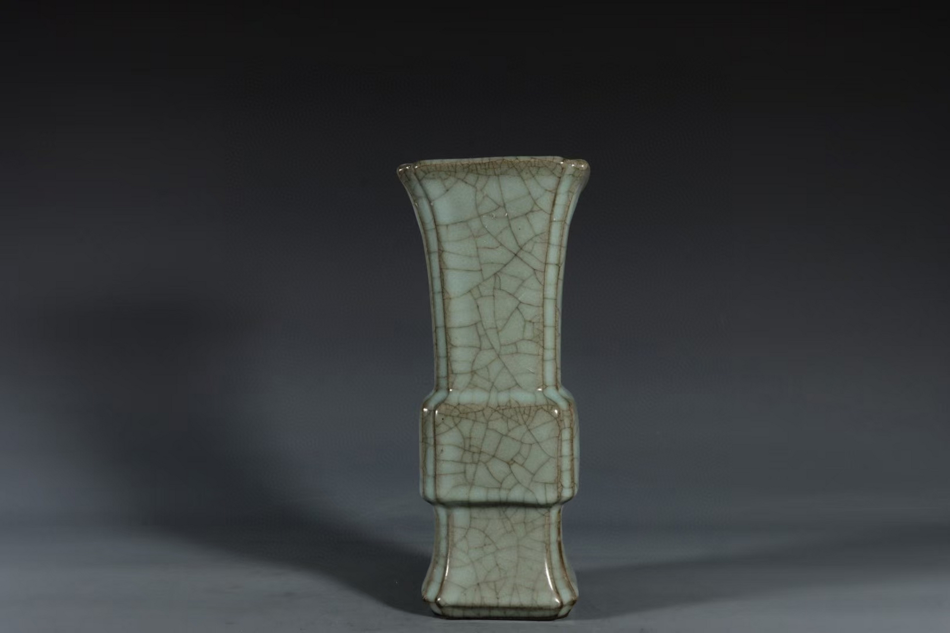 南宋 官窑青釉四棱花觚 高23.6口径9.8底径6.8公分