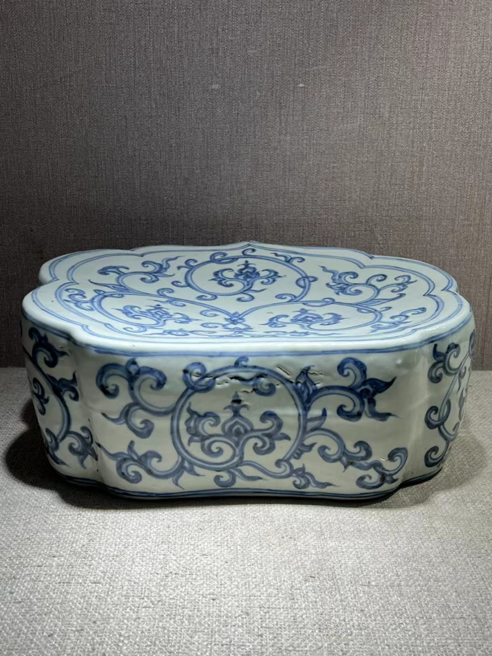 明正德青花缠枝莲纹如意枕 高13长32宽25公分,全品完整