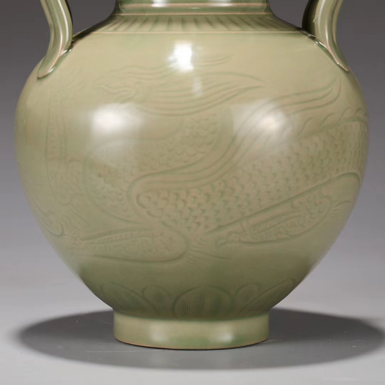 旧藏 唐代 越窑秘色青瓷剔刻龙纹四系瓶 尺寸:高28公分 肚径17.