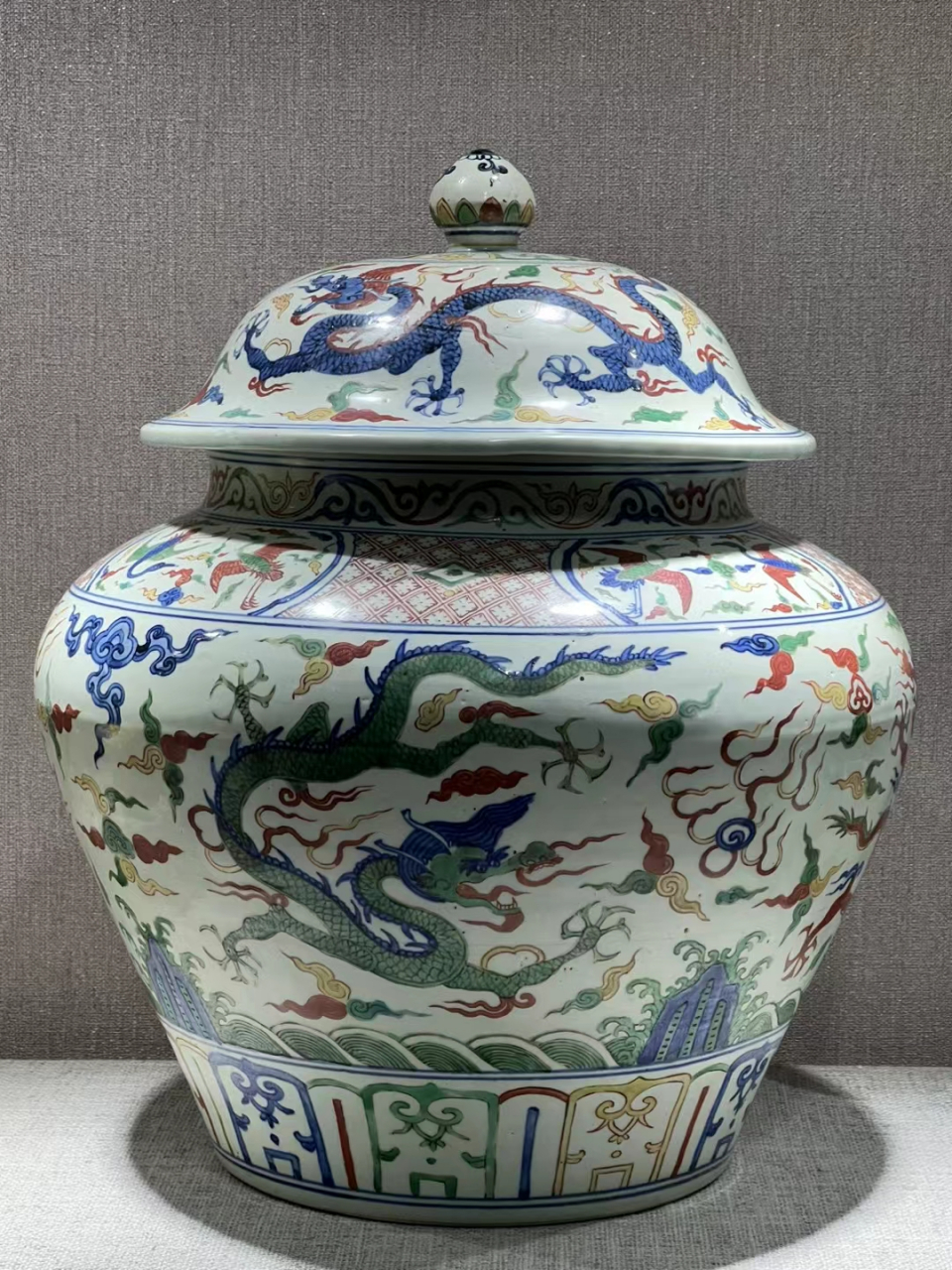 明嘉靖青花五彩龙纹盖罐 高42肚径38公分,全品完整