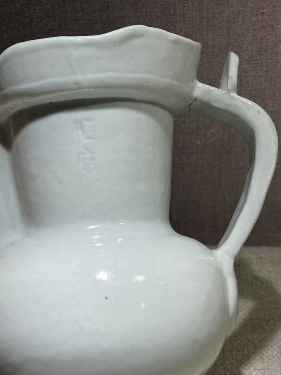 枢府甜白釉僧帽壶 高21.5公分,全品完整