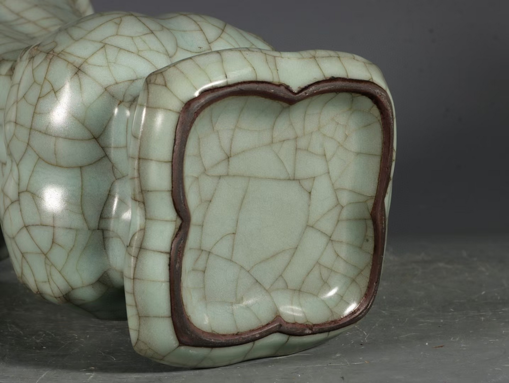 官窑青釉出戬方尊 高24.2口径15.5底径8.5公分