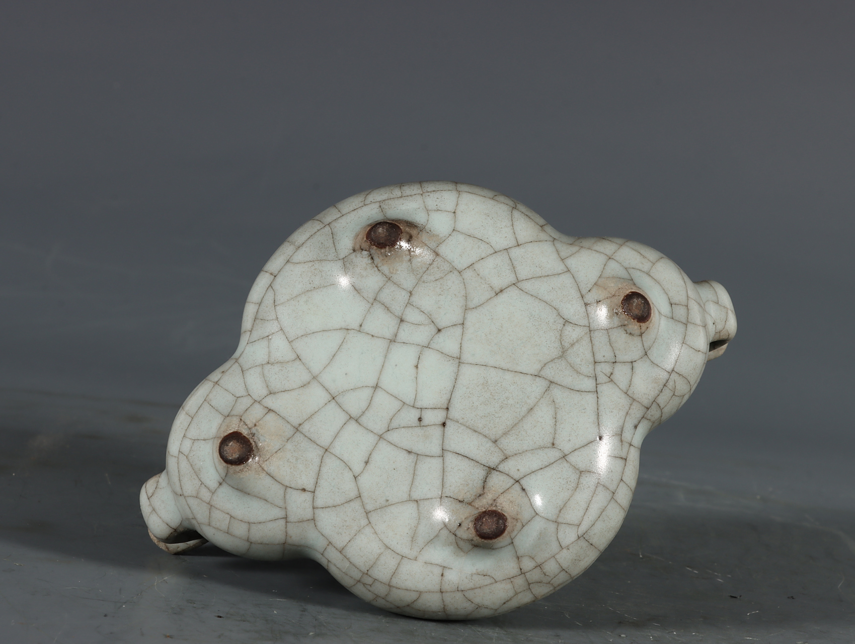 南宋修内寺官窑粉青釉海棠式双耳琴炉 高5.2耳径12.3口径9底径8.5公分