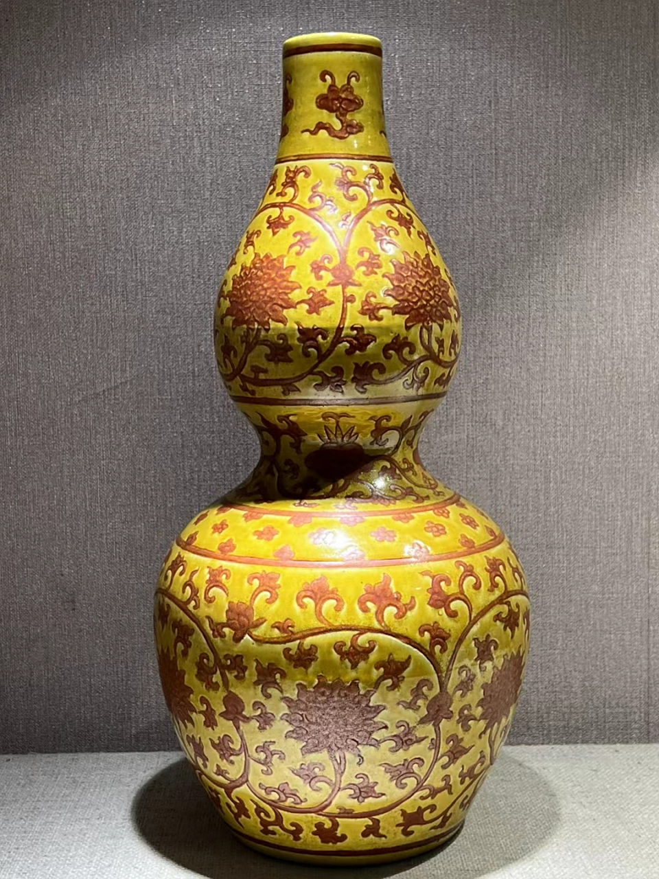 明嘉靖黄上红彩缠枝葫芦瓶 高48公分,全品完整