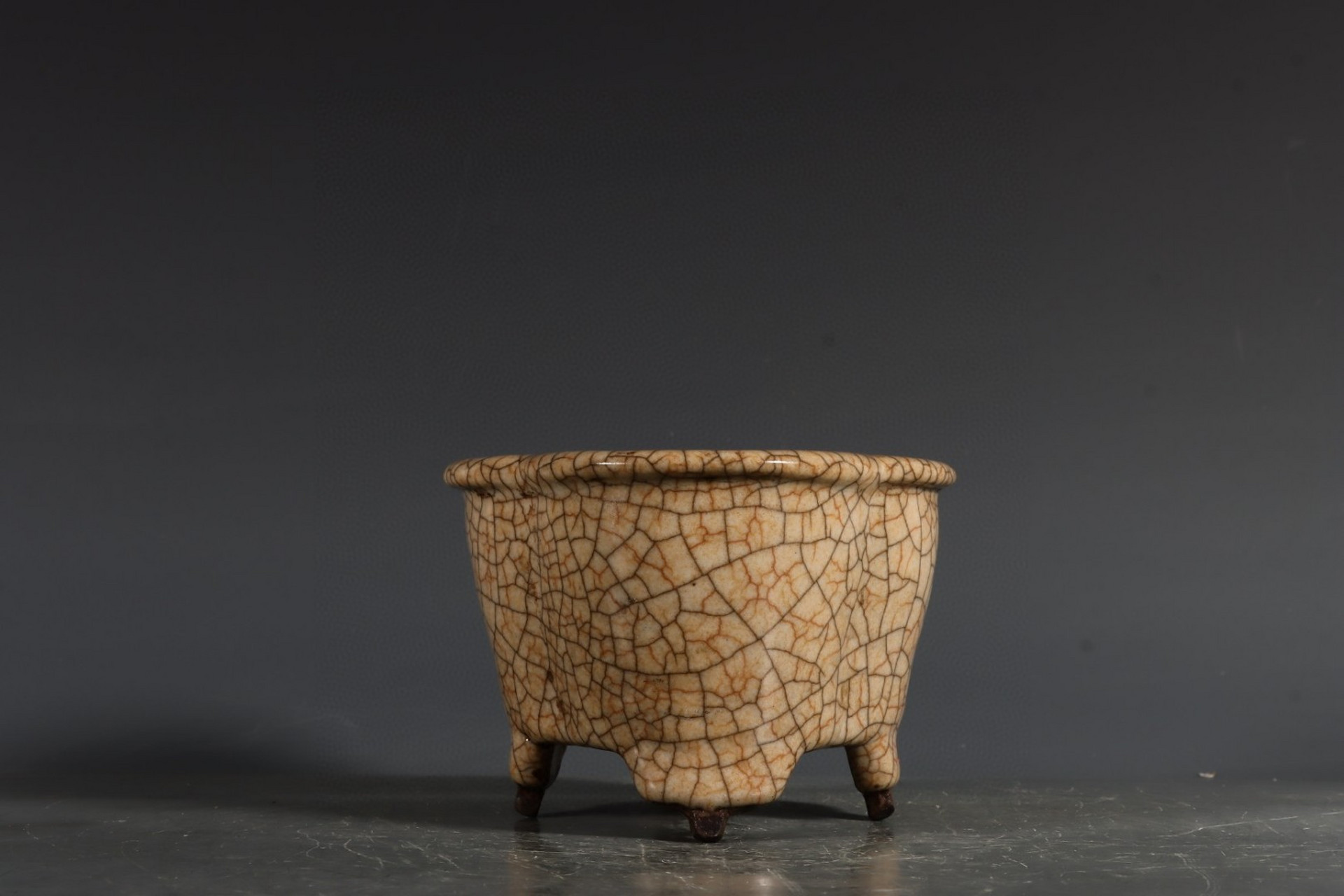 哥窑米黄釉海棠式炉 高8口径14.5底径11.2公分