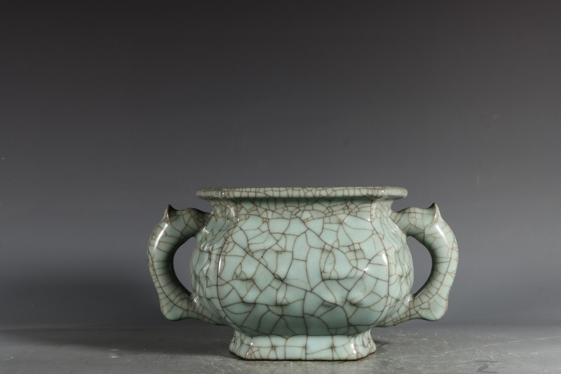 官窑青釉八卦龙耳簋式炉 高13.8口径17.5耳径25.5底径12公分