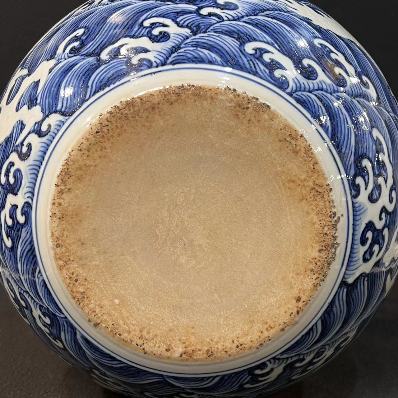 明永乐青花留白暗刻海水云龙纹天球瓶精品欣赏