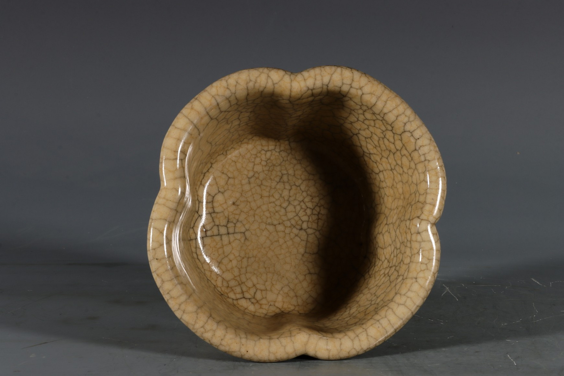 南宋哥窑米黄釉海棠式炉 高8.2口径14.2底径9.6公分