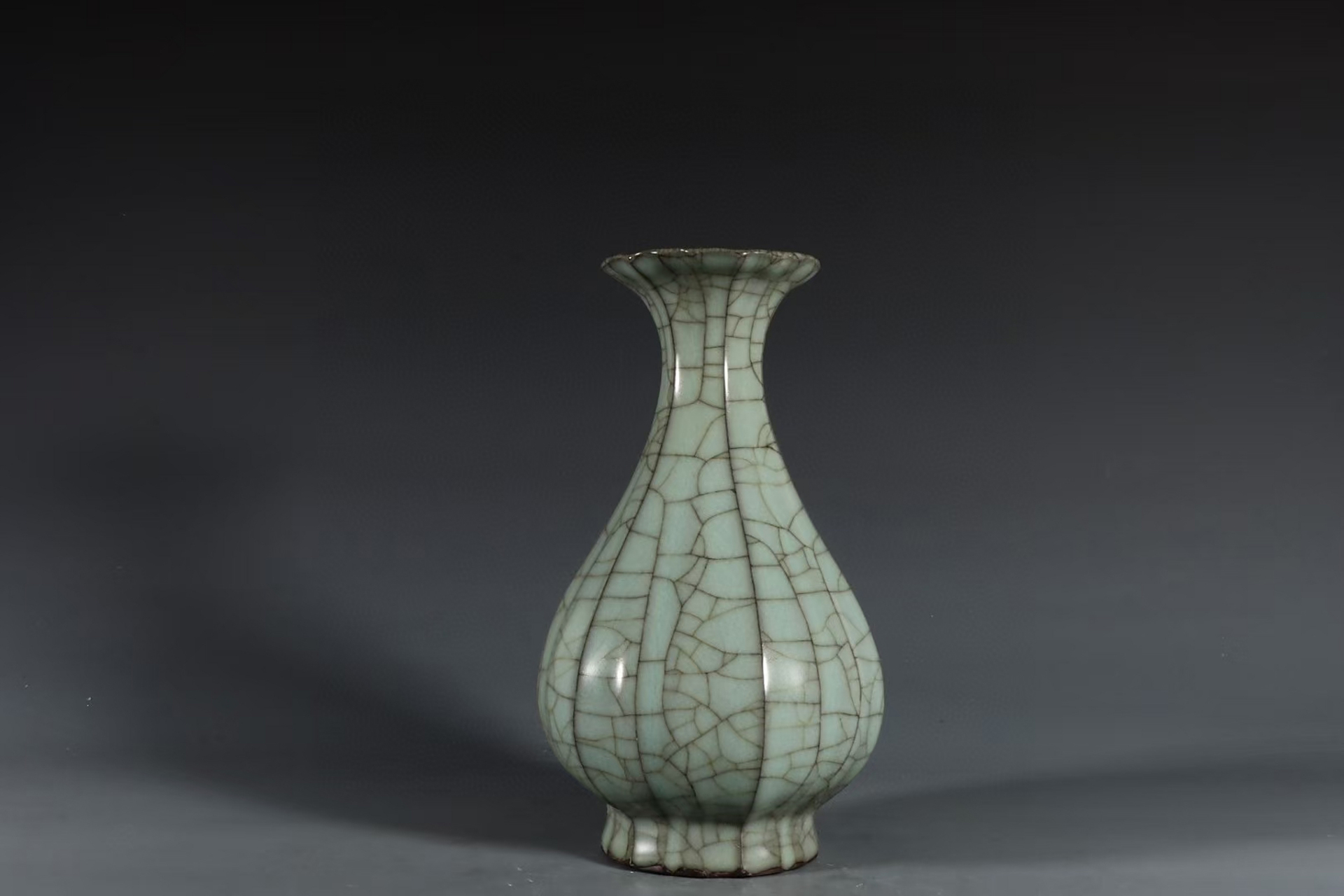 南宋官窑青釉瓜凌花口瓶 高23.8口径8.6底径8.5公分