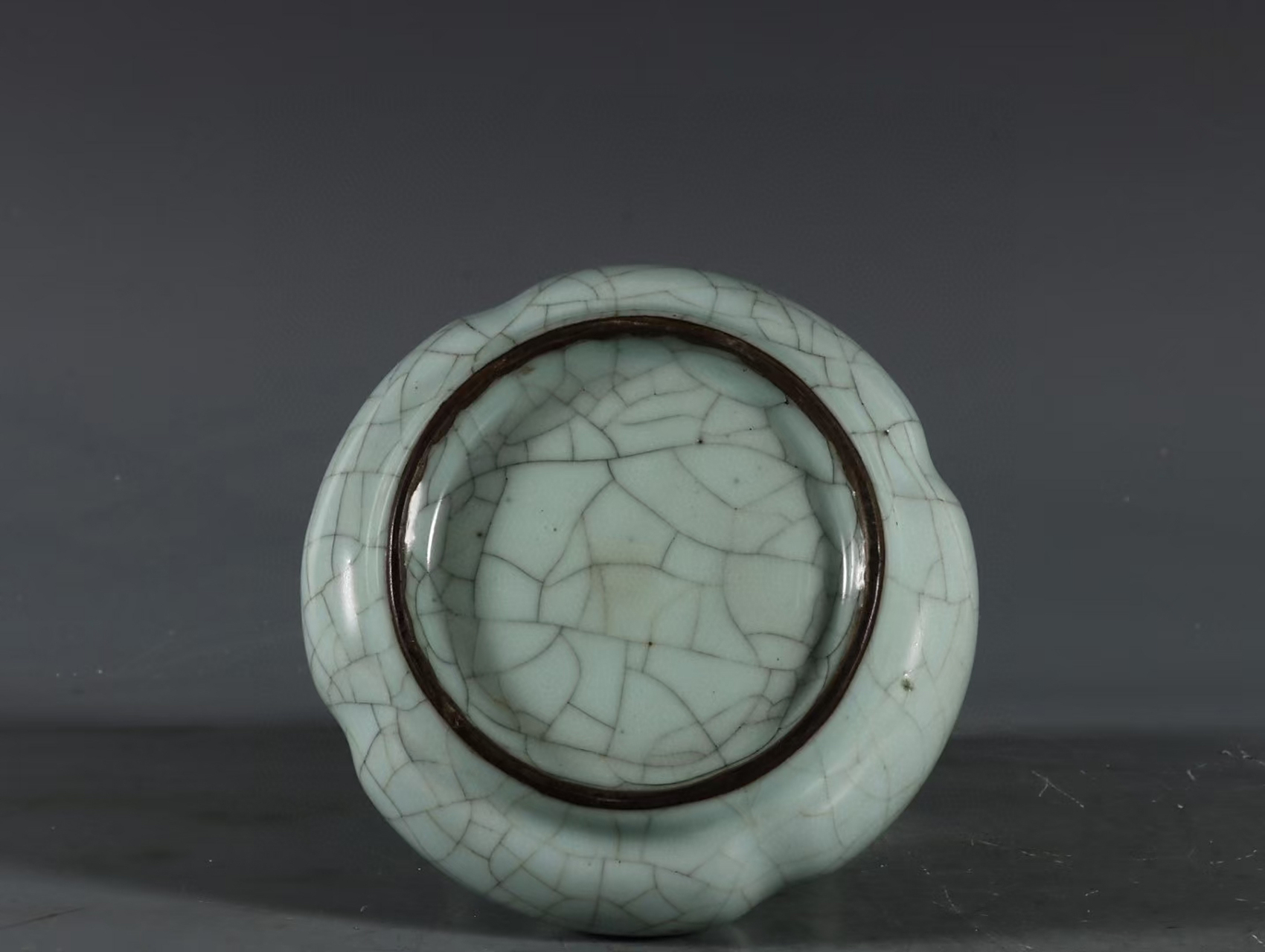 南宋官窑粉青釉瓜棱贯耳瓶 高16.5口径3.3底径8.3公分