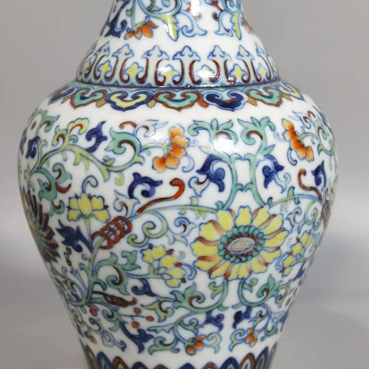 清乾隆 青花斗彩缠枝莲纹吊环双耳瓶  高22肚径11公分