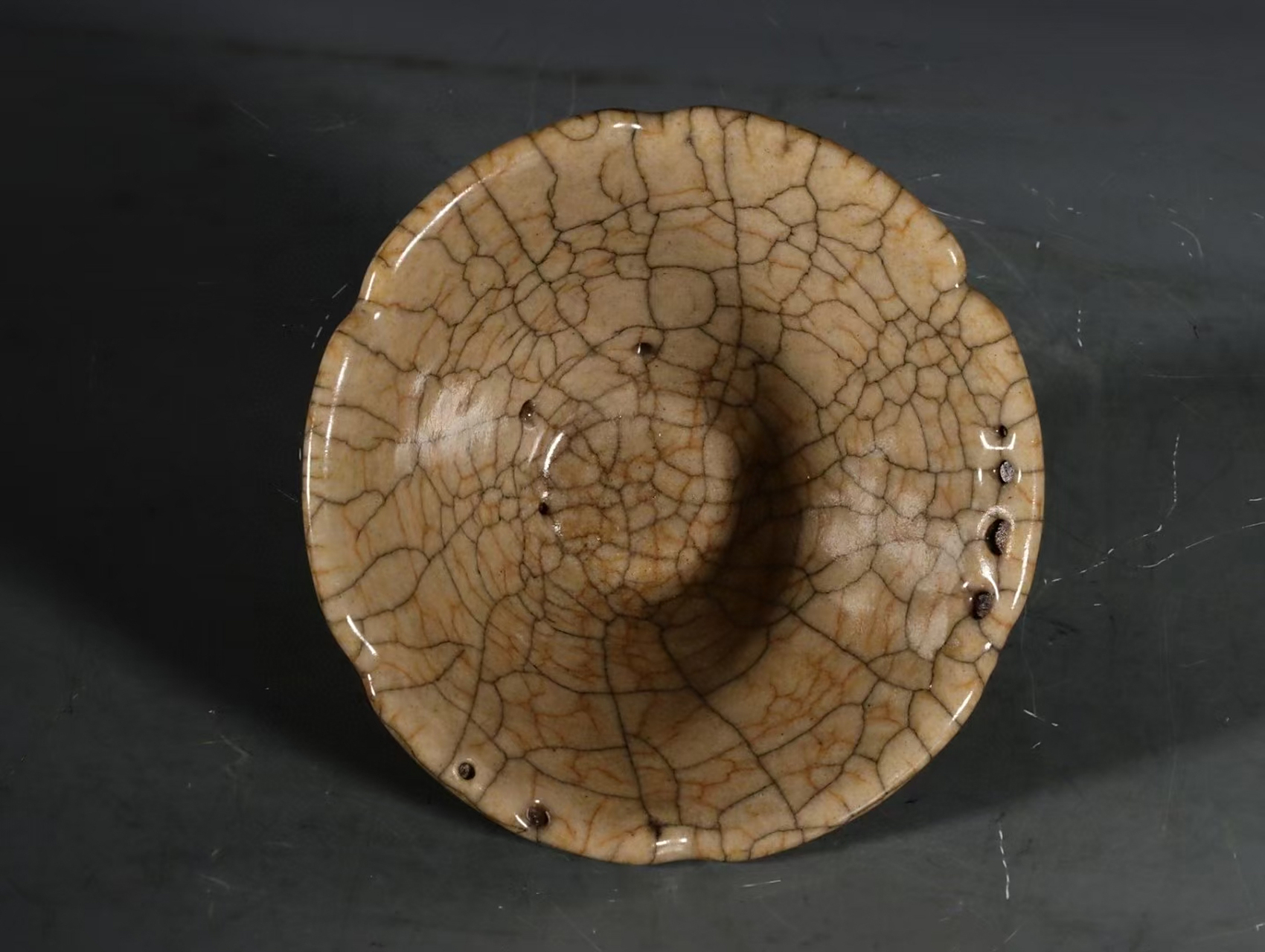 南宋哥窑米黄釉葵口盏 高6口径10.8底径2.8公分