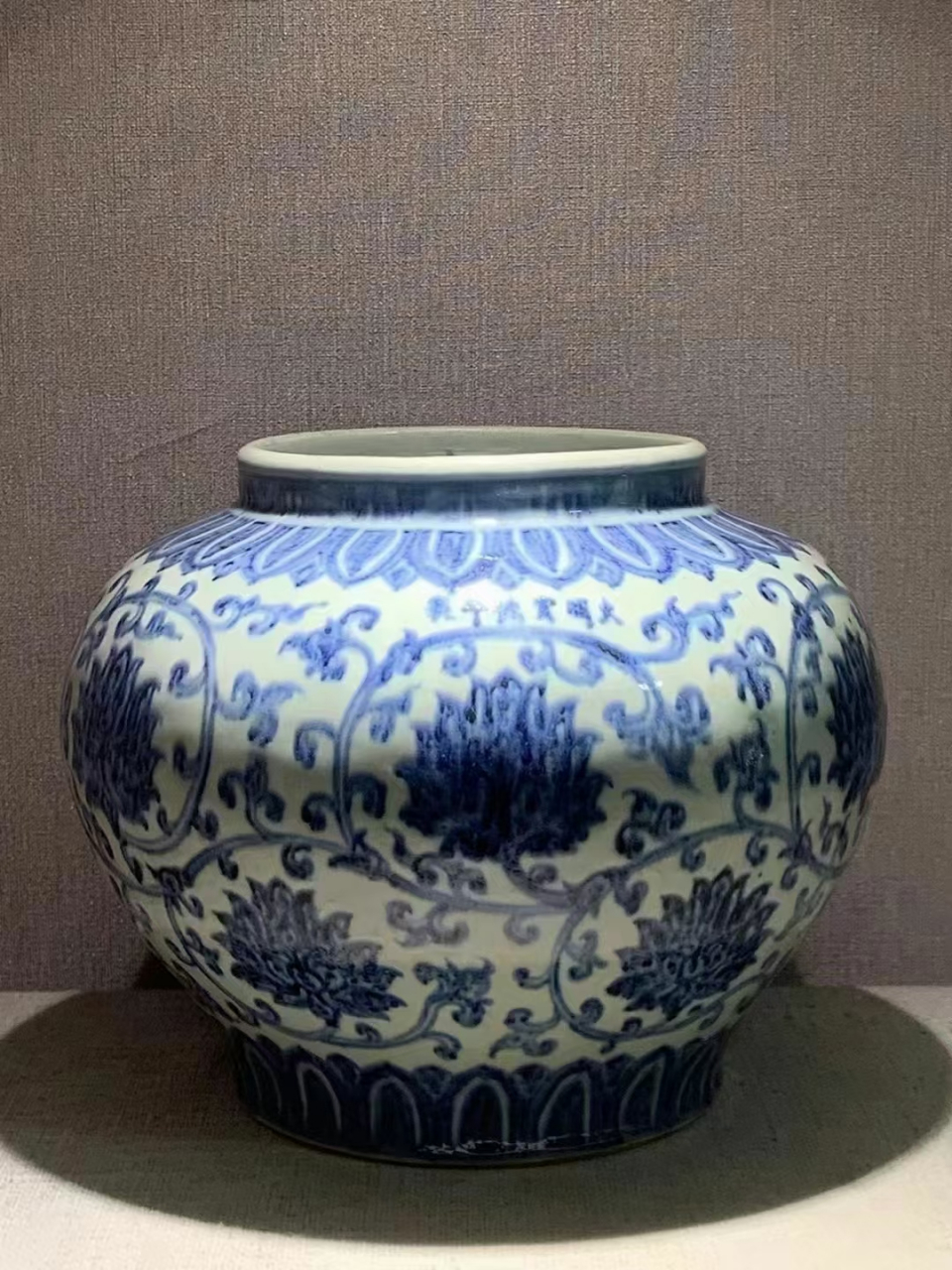 明宣德青花缠枝莲纹罐
