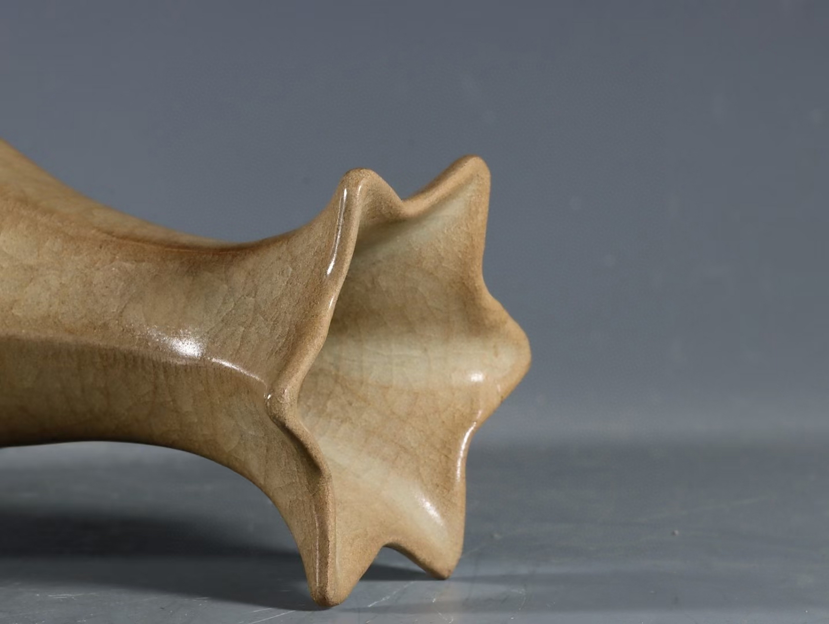 南宋官窑米黄釉菊花型瓶 高20.5口径7底径6.8公分