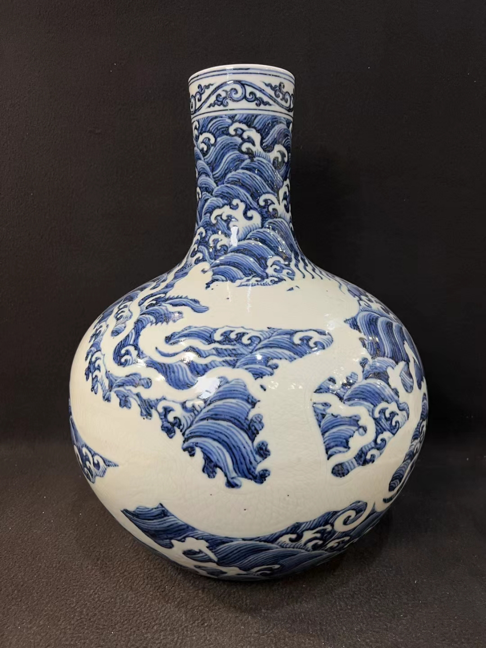 明永乐青花留白暗刻海水云龙纹天球瓶精品欣赏