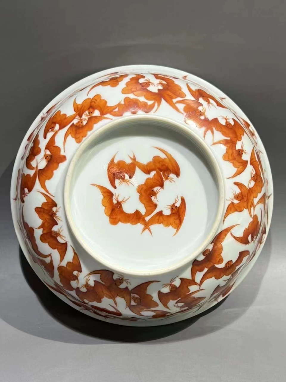 清晚期矾红蝙蝠纹碗 高5口径15公分,全品完整