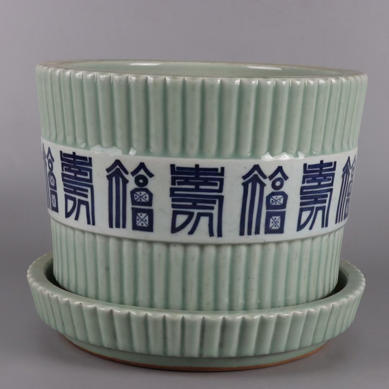 清代:豆青釉青花福寿纹花盆:高22厘米,口27厘米,底23厘米
