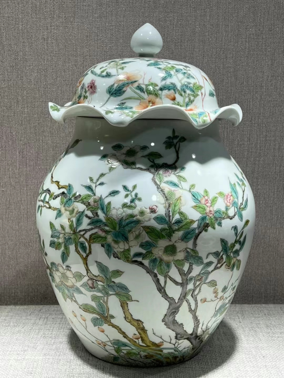 清光绪粉彩花鸟荷叶盖罐 高38公分,全品