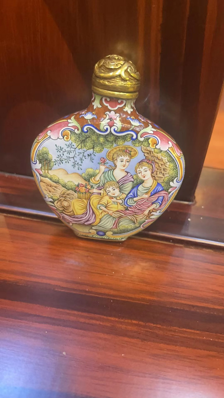 清乾隆铜胎画珐琅彩西洋人物鼻烟壶精品欣赏