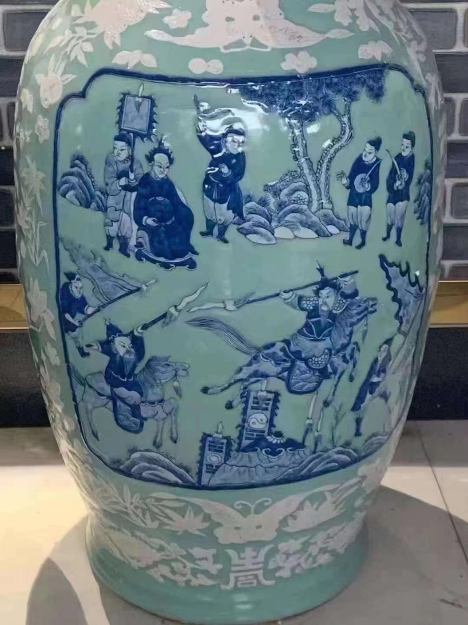 清代中期豆青釉青花加白人物大瓶 高98.8公分,全品完整