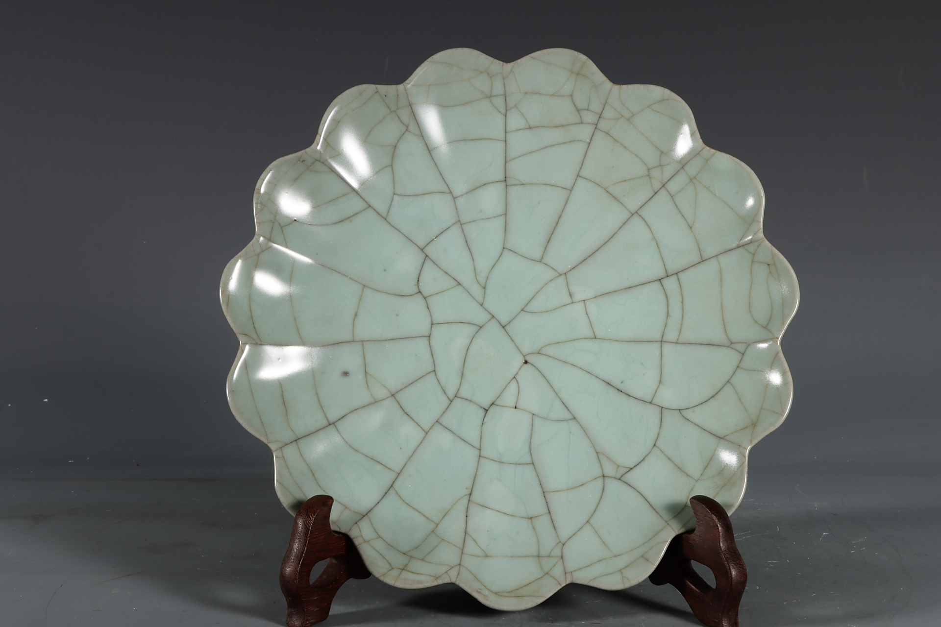 南宋官窑粉青釉菊辫盘洗 高3.4口径21底径5.4公分