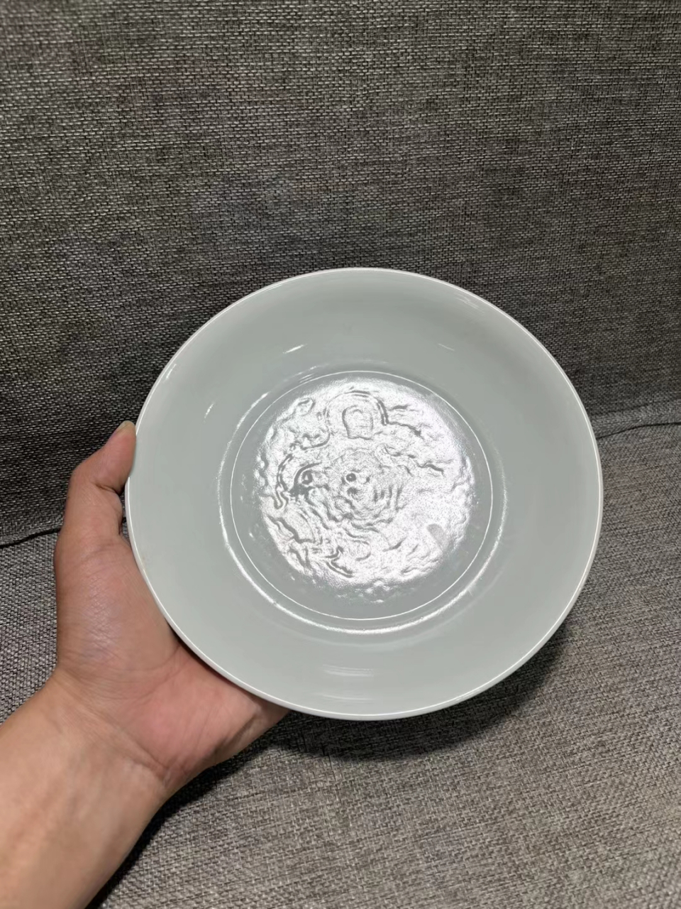 宣德甜白釉暗刻云龙纹盘