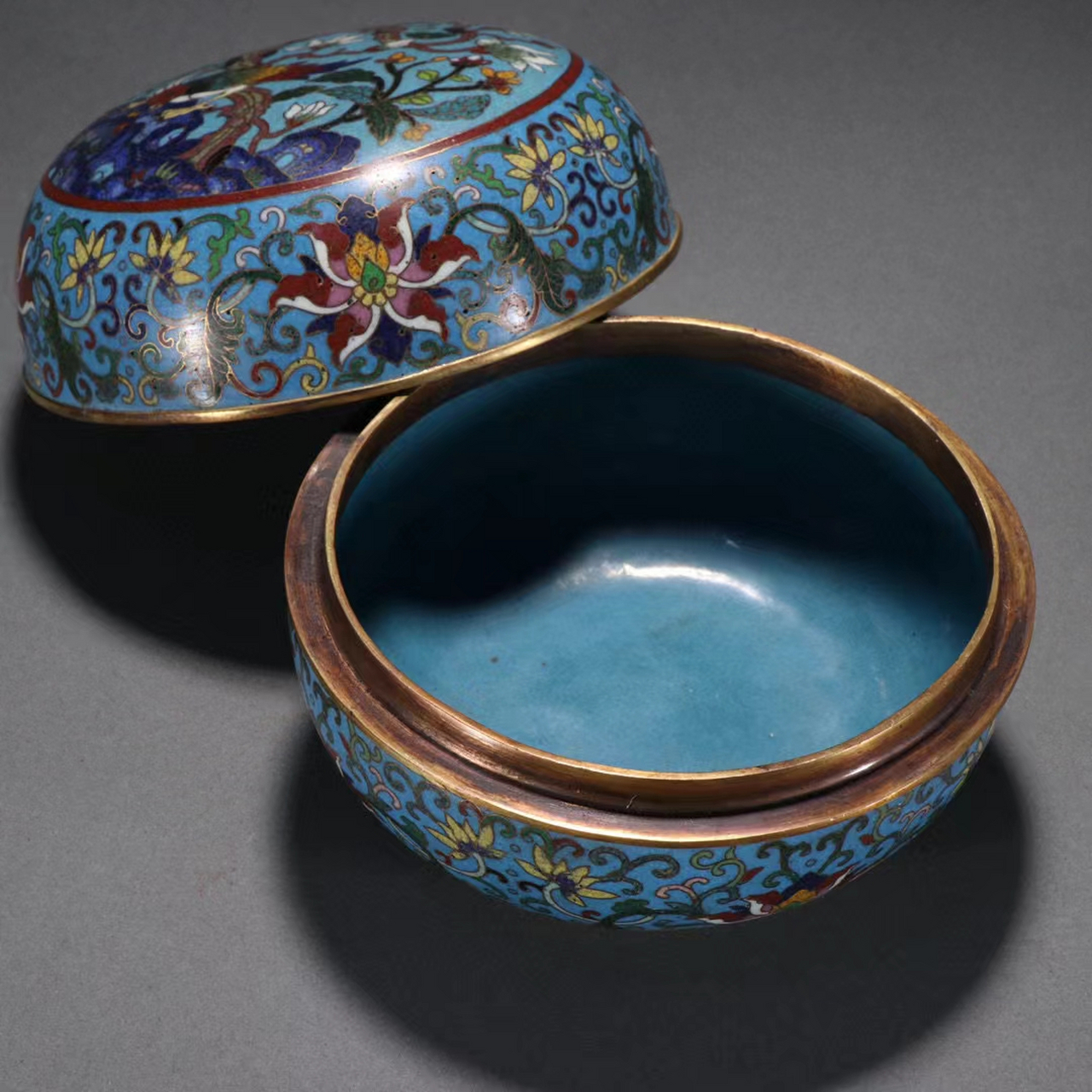 清 铜胎景泰蓝花鸟纹盖盒. 规格:高8cm 直径11.7cm 重636g