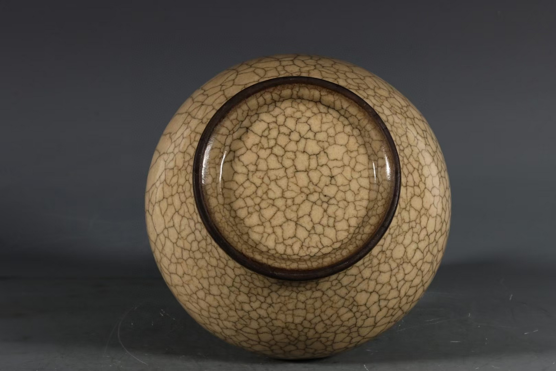 南宋哥窑米黄釉大腹直颈瓶 高23.5口径4.7肚径14.5底径8.7公分