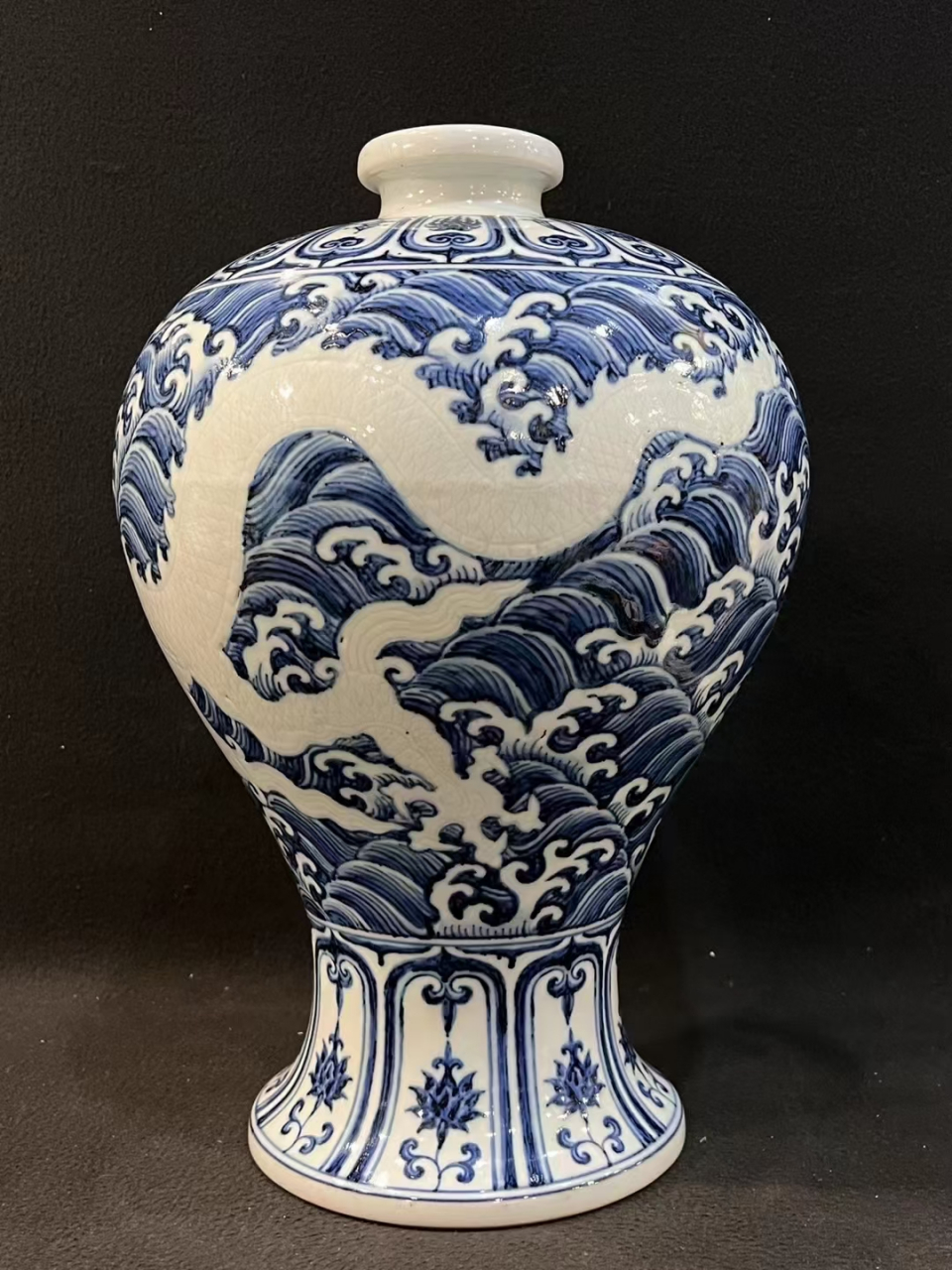 明永乐青花留白暗刻海水龙纹梅瓶精品欣赏