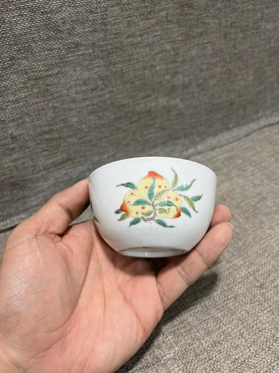 雍正五彩三多纹卧足杯