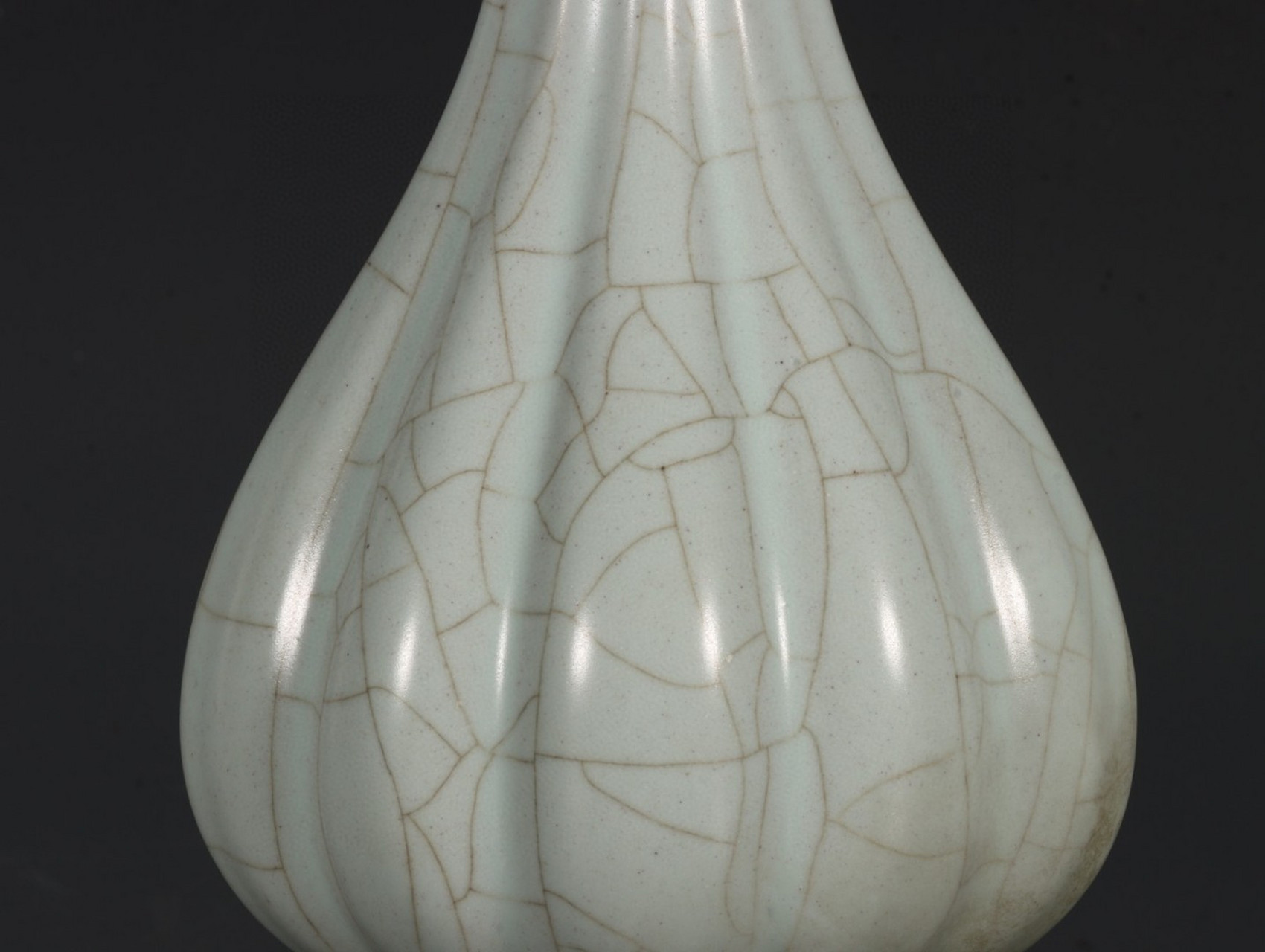 官窑月白釉海棠式瓜凌瓶 高18.5口径8底径7.3公分