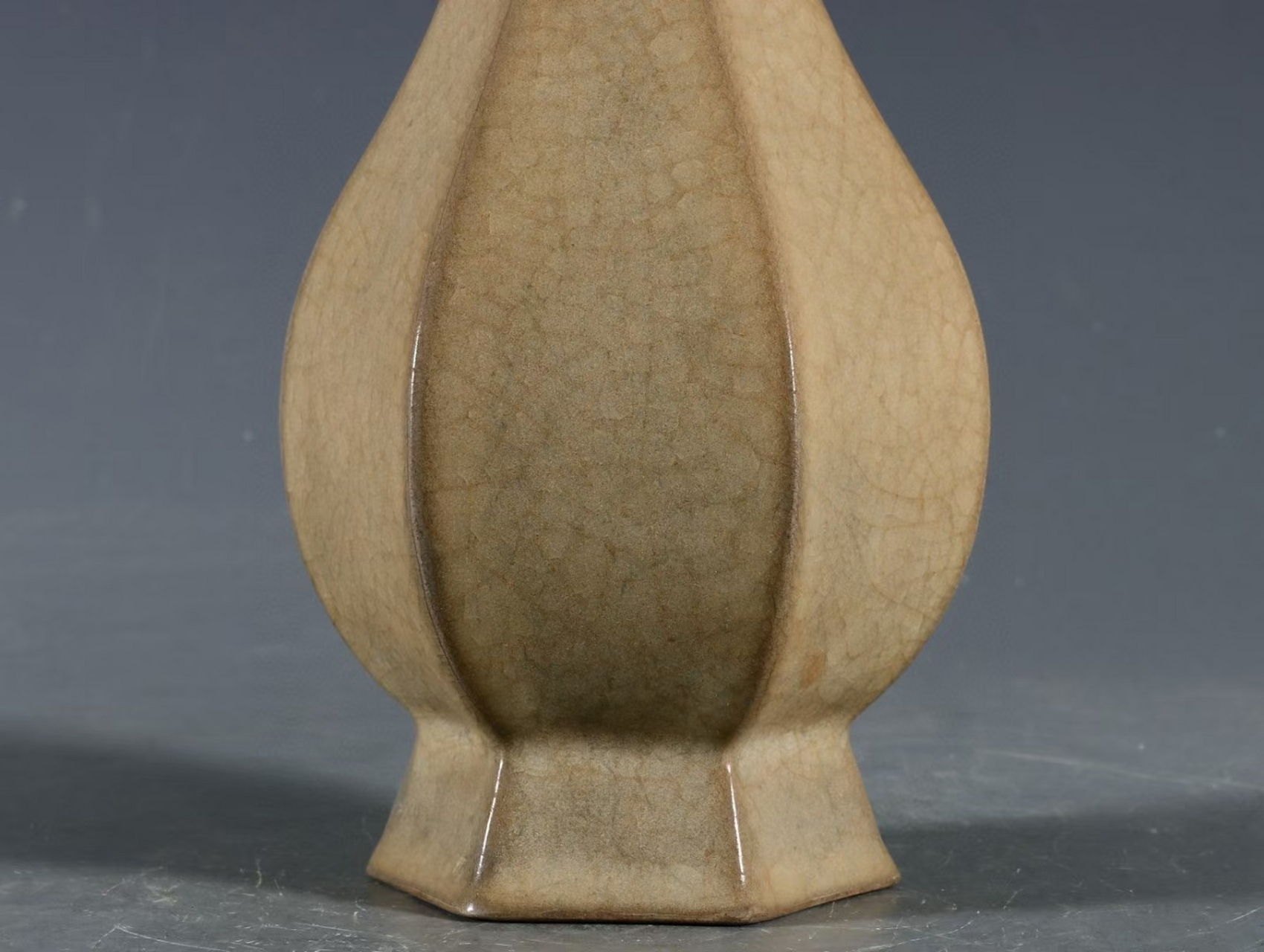 南宋官窑米黄釉菊花型瓶 高20.5口径7底径6.8公分