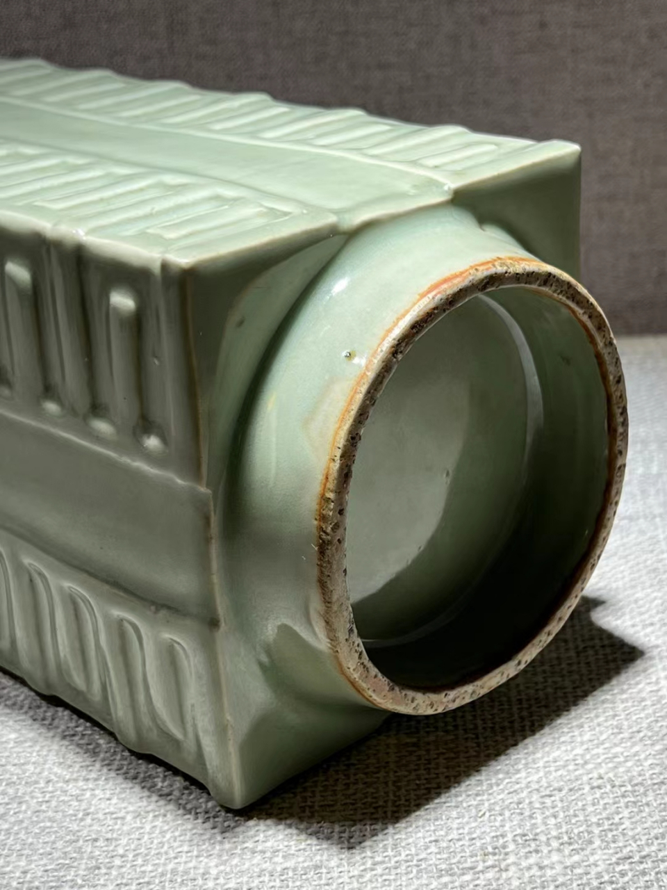 元明时期龙泉青瓷琮式瓶 高36宽13.5公分,全品完整