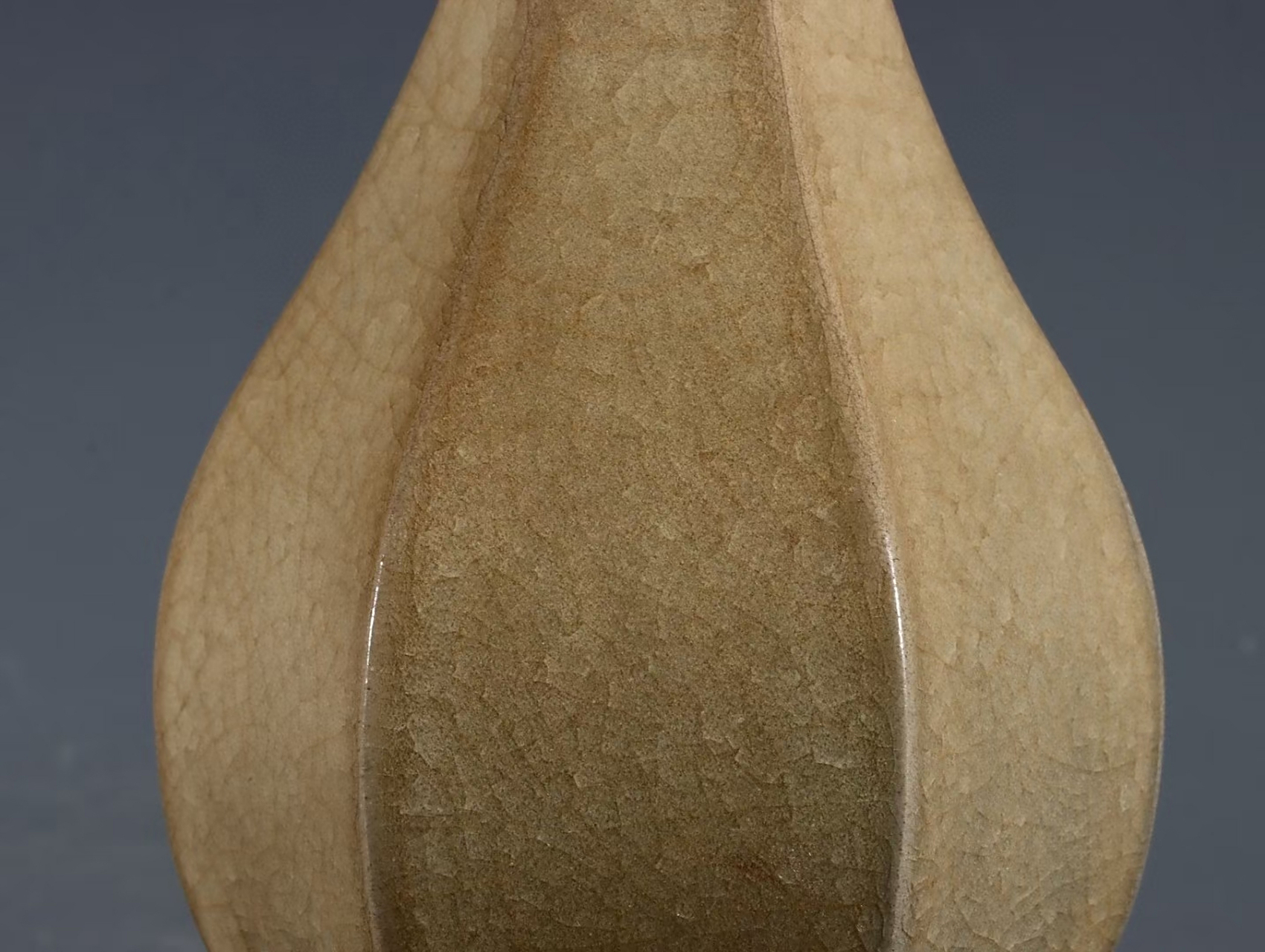 南宋官窑米黄釉菊花型瓶 高20.5口径7底径6.8公分