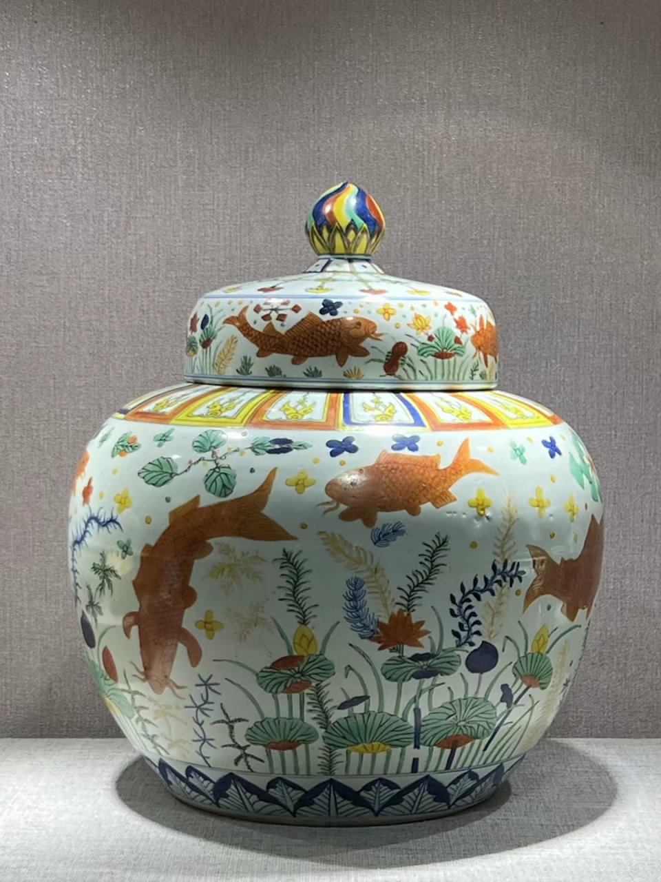 明嘉靖五彩鱼藻纹罐 高48肚径42公分,全品完整