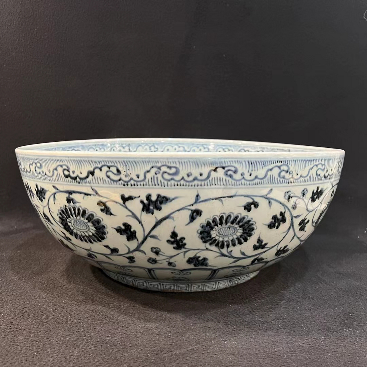 明早期青花缠枝花卉纹大碗