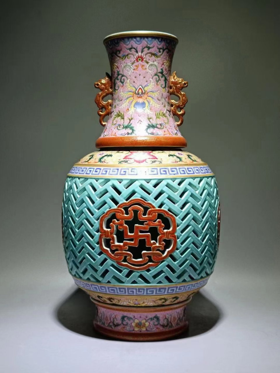 清乾隆粉彩镂空转心瓶