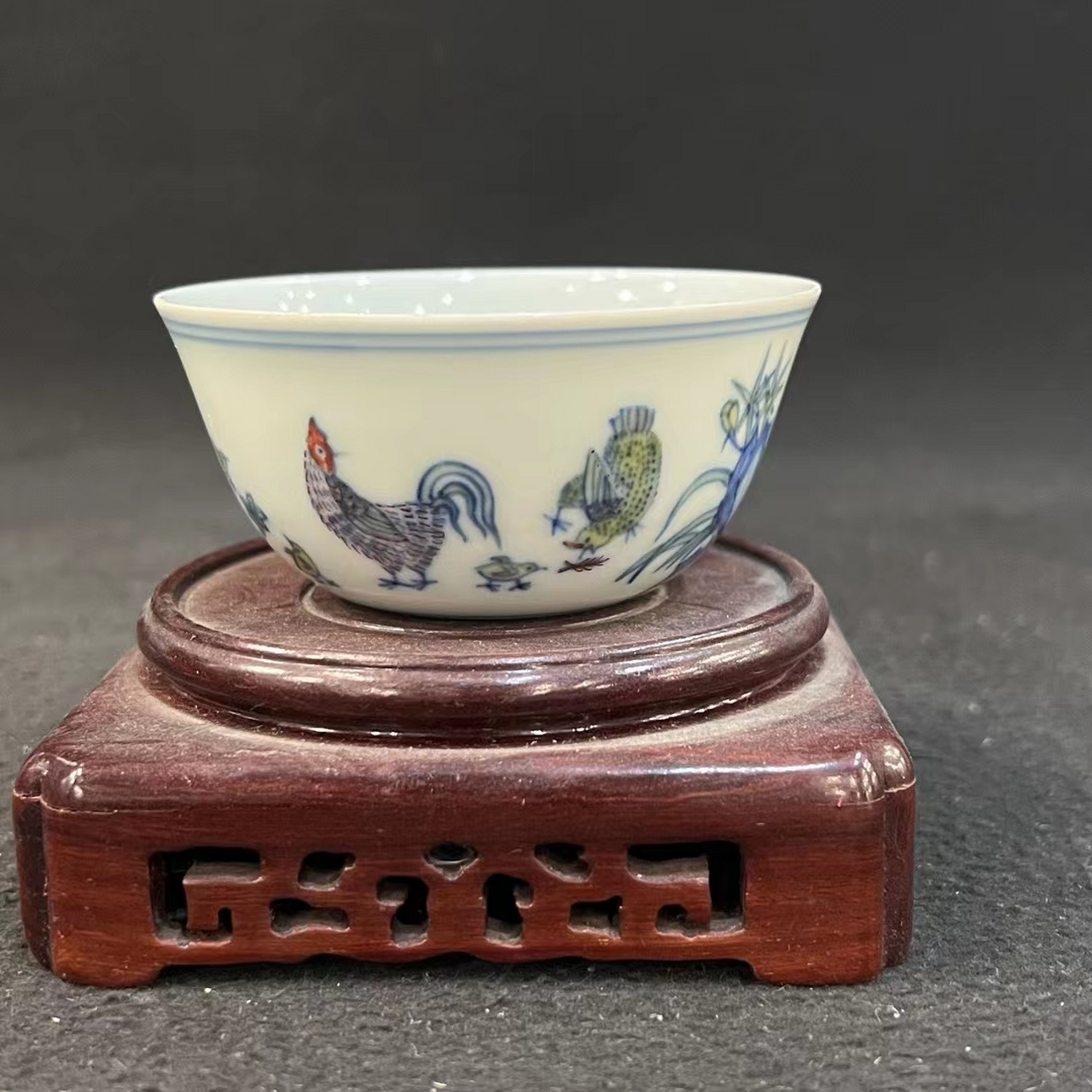 明成化斗彩鸡缸杯精品 成化斗彩鸡缸杯是汉族传统陶瓷中的艺术珍品