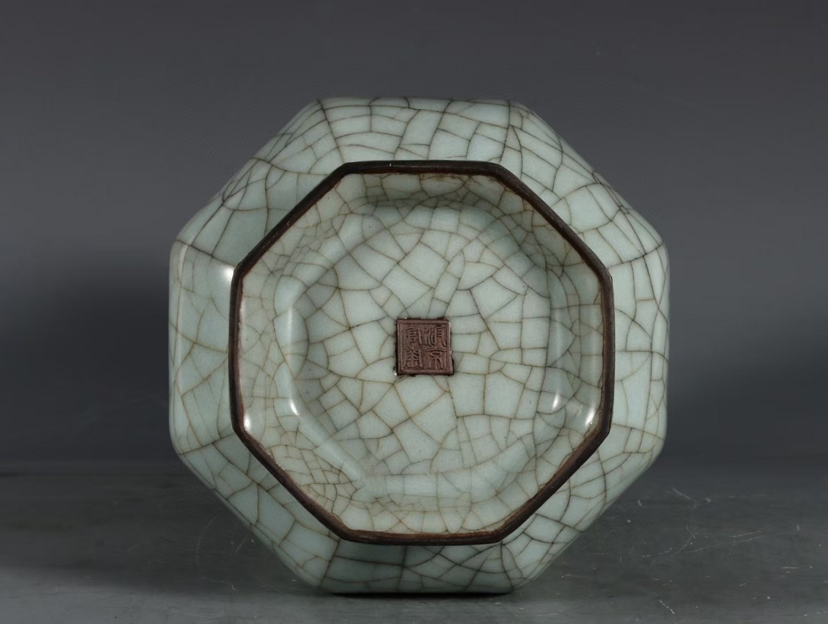 南宋官窑青釉八方贯耳瓶 高24.2口径12底径10.5公分