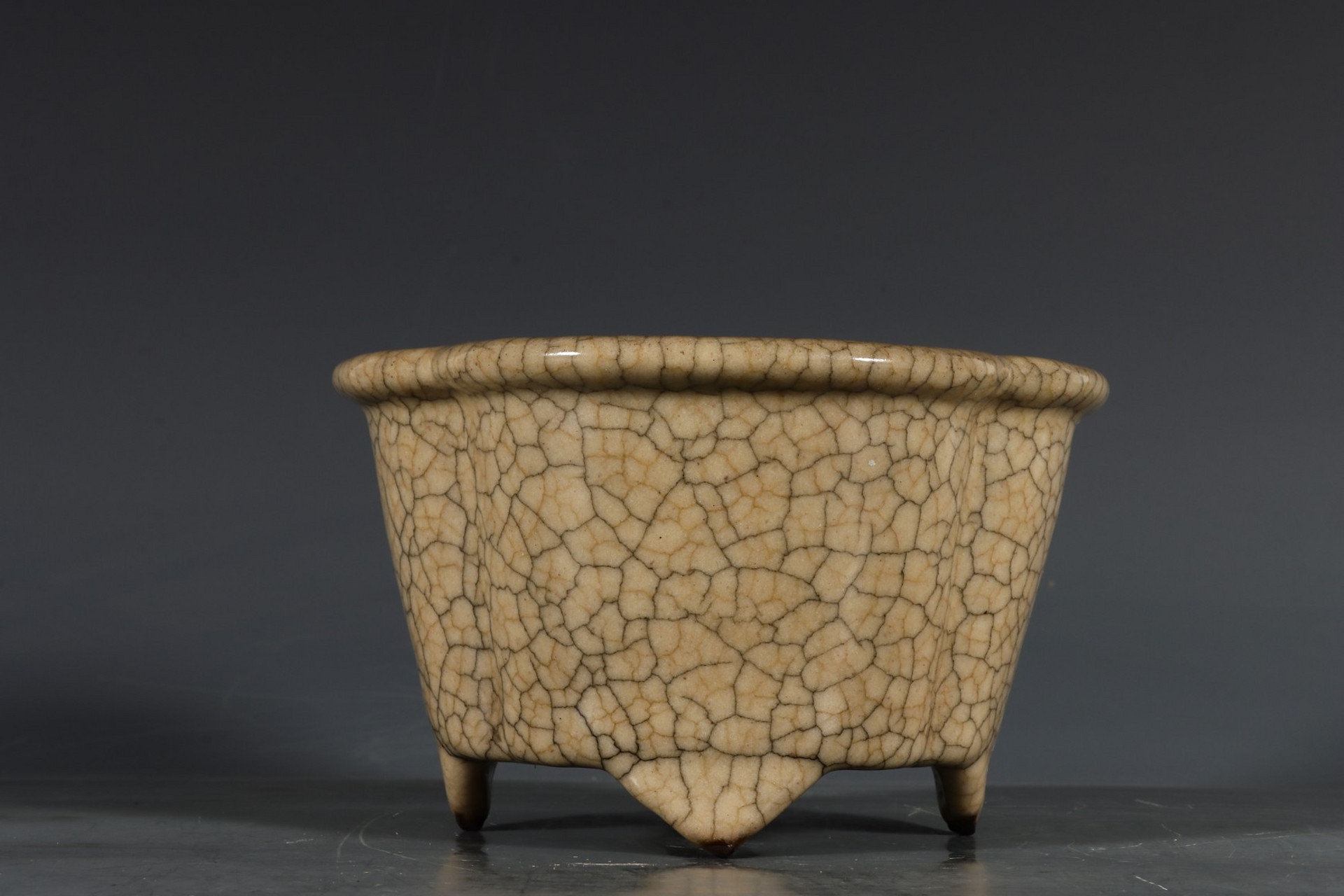 南宋哥窑米黄釉海棠式炉 高8.2口径14.2底径9.6公分