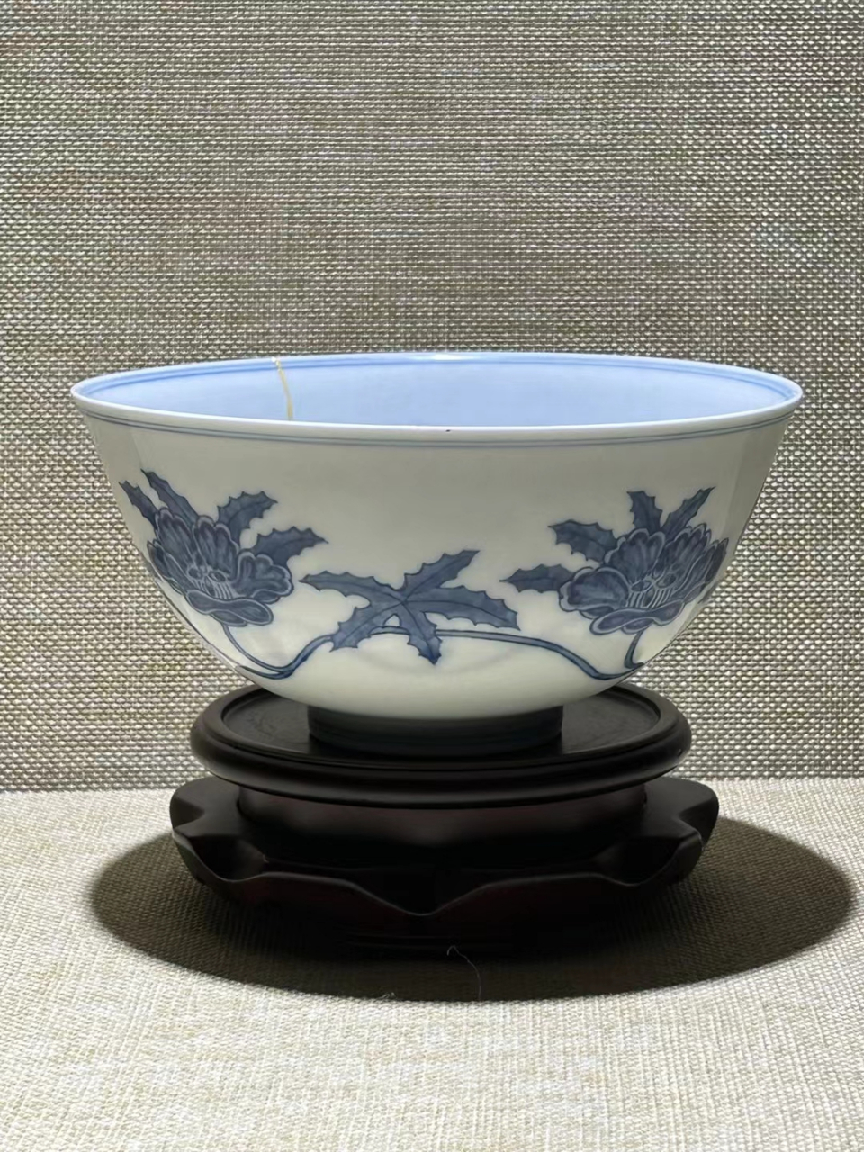 成化青花秋葵碗 高7.1.口径14.5.  有裂 已修复,品相如图