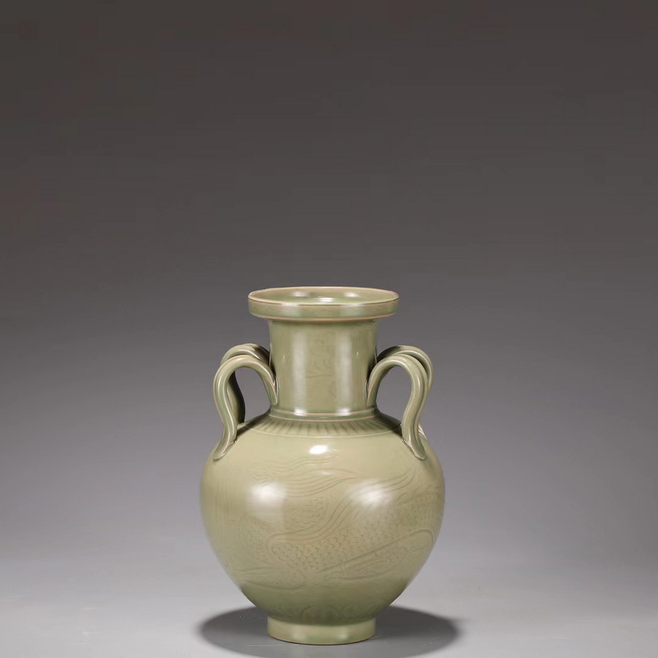 旧藏 唐代 越窑秘色青瓷剔刻龙纹四系瓶 尺寸:高28公分 肚径17.